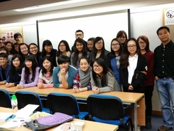 資深新聞工作者呂秉權先生分享在中國採訪的經驗，鼓勵同學做個有良知的記者