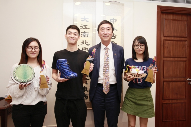 Students naming the Overall Champion in the 16th Footwear Design Competition Hong Kong