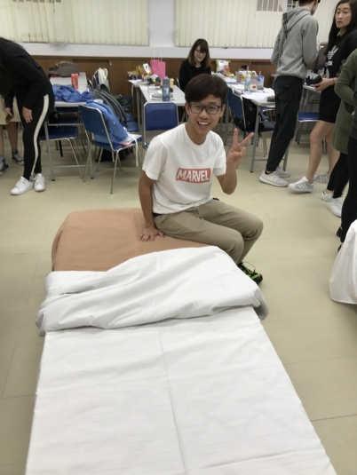 同學在實習課堂練習執床技巧