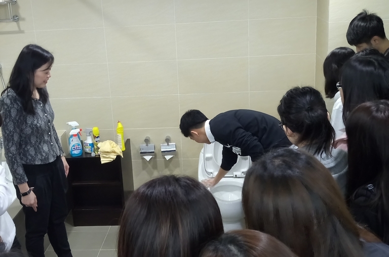 同學在實習課堂練習清潔客房及浴室的技巧